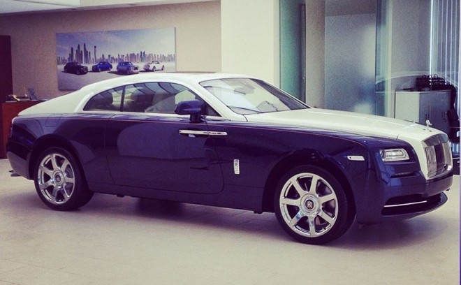 Rolls-Royce Wraith có buổi ra mắt ấn tượng tại Hà Nội, chỉ đúng 1 tháng sau khi khai trương showroom Rolls-Royce đầu tiên tại Việt Nam. Được biết, chiếc xe này được Rolls-Royce Motor Car Hà Nội nhập về theo yêu cầu của một đại gia giấu tên.