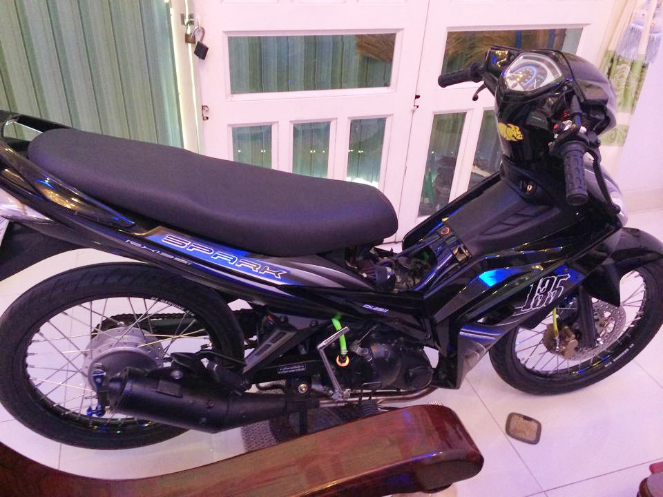 Mẫu xe côn tay khiến các dân chơi mê muội - Yamaha Exciter 2010 được dọn lại theo phong cách bán drag cực chất, chẳng khác gì một chàng hiệp sĩ mù dũng mãnh.