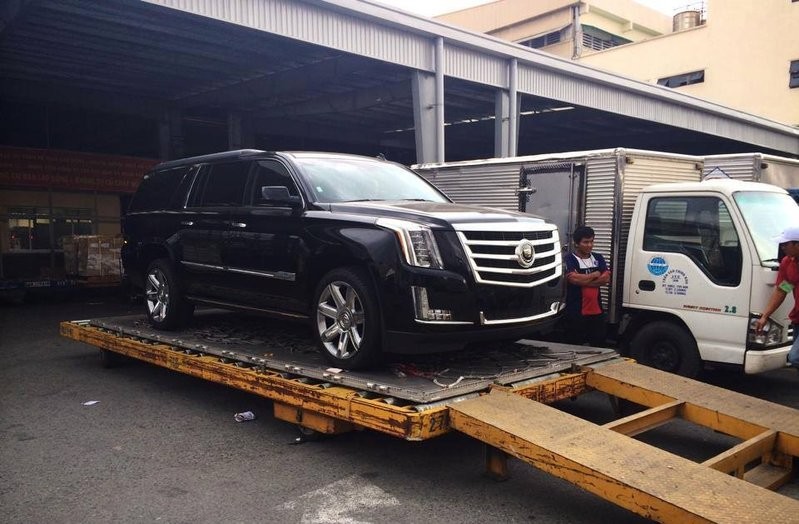 Dòng xe thể thao đa dụng (SUV) sang trọng cỡ lớn Cadillac Escalade 2015 đã có mặt tại Việt Nam sau khi ra mắt tại thị trường thế giới không lâu.