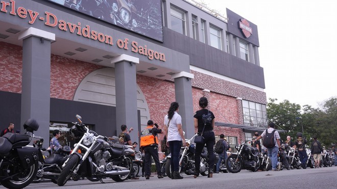 Nhân dịp sinh nhật câu lạc bộ  mô tô Harley-Davidson Sài Gòn (Saigon H.O.G) tổ chức vào dịp cuối tuần trước, gần 60 thành viên của hội đã cưỡi trên những chiếc mô tô phân khối lớn dọc qua các tuyến đường trung tâm Sài Gòn.