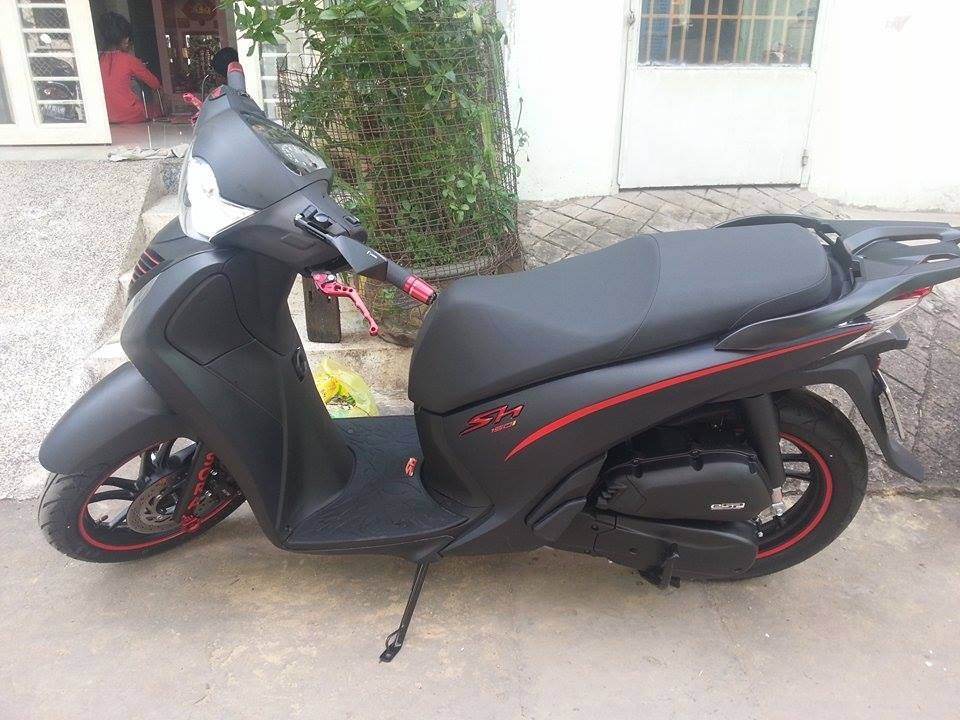 Honda SH của một dân chơi Sài Gòn được sơn lại màu đen nhám với tem dán cách điệu màu đỏ tạo điểm nhấn cho xe