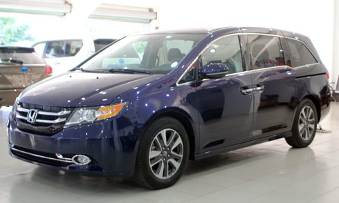 Honda Odyssey Touring Elite 2014 vừa được đưa về Việt Nam theo con đường không chính hãng và đang có mặt tại một showroom.