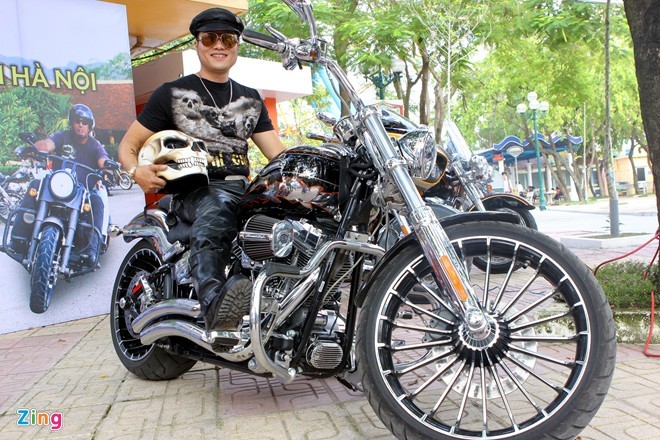  Chiếc Harley-Davidson CVO Breakout 2014 thuộc sở hữu của anh Võ Quang Hải, sinh năm 1974, thành viên câu lạc bộ Harley-Davidson Hà Nội. Xe được đặt mua chính hãng với giá trị sau các khoản thuế, phí khoảng 1,4 tỷ đồng. Anh Hải chơi mô tô được 5 năm với bộ sưu tập mô tô gồm hai mẫu Honda và 2 Harley-Davidson.