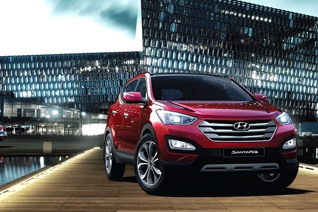 Theo Hyundai Thành Công, Santa Fe 2015 được trang bị nhiều công nghệ hiện đại như hệ thống phanh tay điện tử, giúp người lái có thể dễ dàng điều khiển xe bằng động tác dùng 1 ngón tay nhấn hoặc gẩy lên để kích hoạt hoặc ngắt tay phanh.