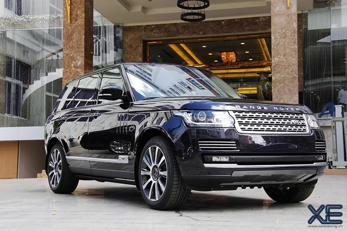 Trước đó đã có một hai chiếc Range Rover LWB xuất hiện ở Việt Nam thông qua kênh nhập khẩu không chính hãng nhưng đều là bản mức trang bị thấp nhất (trong 3 mức trang bị), ngay cả chiếc xe của Ngọc Trinh đang gây ồn ào dư luận thậm chí giá còn thấp hơn cả bản Range Rover Autobiography trục cơ sở ngắn tiêu chuẩn xuất hiện nhiều trên phố Sài Gòn hay Hà Nội.