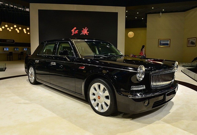 Dòng xe Hongqi được xuất xưởng từ năm 1958, từng là dòng xe chuyên chở các lãnh đạo Trung Quốc như Chủ tịch Mao Trạch Đông, Đặng Tiểu Bình... Những năm đầu của thập niên 80 thế kỷ 20, dòng xe Hongqi dừng sản xuất do khó khăn về kinh tế.