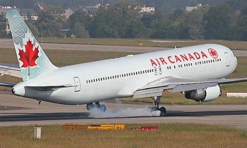 Khách Trung Quốc tấn công tình dục tiếp viên trên máy bay Air Canada