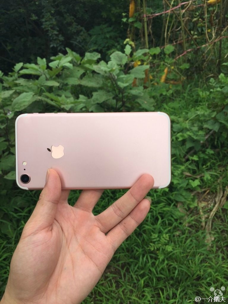 Còn hai tháng nữa, iPhone mới của Apple mới ra mắt nhưng những bức ảnh rò rỉ của điện thoại này gần đây liên tục xuất hiện. Sau bức ảnh rõ nét hôm 12/7, trang công nghệ NowhereElse của Pháp vừa công bố tiếp 3 bức ảnh khác của iPhone 7. Các bức ảnh này giống với những bức ảnh rò rỉ gần đây nhưng sắc nét.