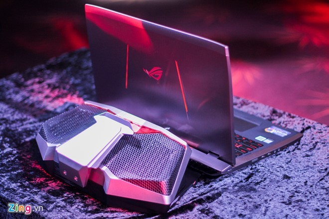 Asus ROG GX700 là laptop dành riêng cho các game thủ với thiết kế hầm hố, cấu hình mạnh. Đây cũng là mẫu máy tính xách tay đầu tiên trên thế giới được trang bị công nghệ tản nhiệt nước tháo rời.  