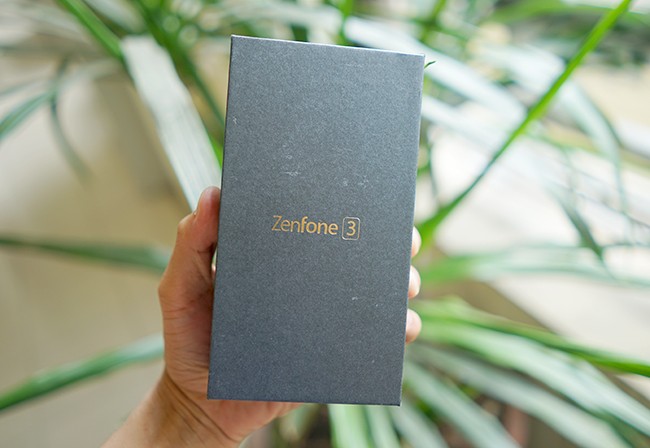  Asus Zenfone 3 có thiết kế hoàn toàn mới so với thế hệ trước, trông sang trọng hơn nhờ những đường nét bo tròn kết hợp với những đường cắt kim loại ở cạnh viền trông chắc chắn hơn.