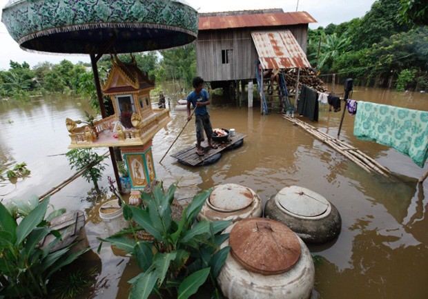 Chùm ảnh: Dân Campuchia vật lộn đối phó lũ lụt