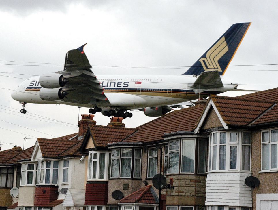 Khu phố Hounslow nằm cách vành đai sân bay Heathrow khoảng 100m, nên người dân ở đây hàng ngày phải chịu đứng tiếng gầm rú từ động cơ của hàng nghìn phi cơ bay sát mái nhà. Một chiếc A380 Airbus bay sát mái nhà để hạ cánh xuống sân bay Heathrow.