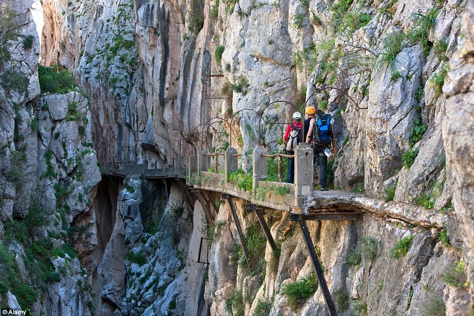 Con đường mang tên El Caminito del Rey, chạy cắt qua hẻm núi Gaitanes ở miền nam Tây Ban Nha, được đánh giá là lối đi nguy hiểm và đáng sợ nhất thế giới.