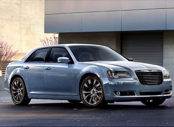 Chrysler 300 là dòng xe sedan cỡ lớn, sang trọng và mạnh mẽ tại thị trường Mỹ. Xe được trang bị động cơ V8 dung tích 5,7 lít và hộp số tự động 5 cấp độ. Nội thất của xe được thiết kế màu giả gỗ và ghế bọc da cao cấp. (Mức giảm giá: 6.122 USD).