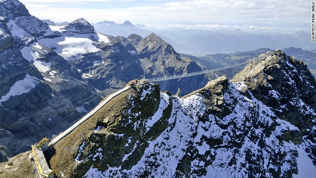  Cây cầu dành cho người đi bộ Peak Walk, dài 107 m, nối giữa hai đỉnh núi View Point và Scex Rouge ơ Bernese Oberland, Thụy Sĩ. Cây cầu nối giữa 2 đỉnh núi đầu tiên tiên trên thế giới này được khai trương vào tháng 10 vừa qua.