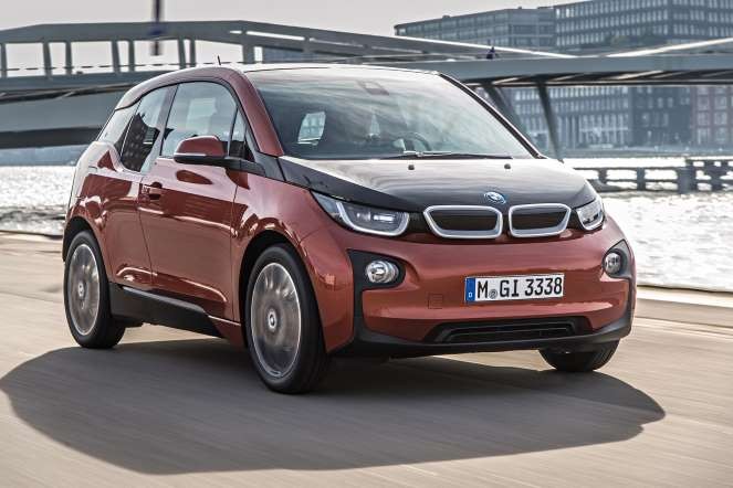 1. Theo Cơ quan bảo vệ môi trường Mỹ (EPA), BMW i3 eDrive 2014 là mẫu xe tiết kiệm nhiên liệu nhất trên thị trường. Chủ xe chỉ phải tốn khoảng 500 USD/năm để nạp nhiên liệu và mỗi lần sạc điện chỉ mất 3,5 giờ. Trọng lượng của mẫu xe này cũng giảm tối đa nhờ sử dụng phần lớn vật liệu sợi carbon.