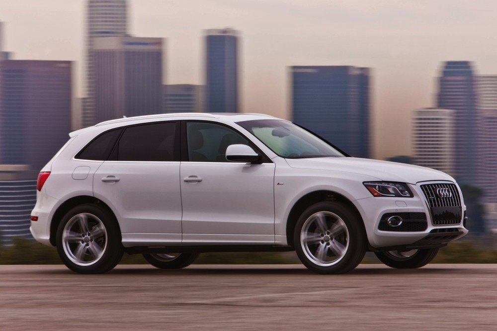 Audi Q5 2011: Với giá tại thị trường là 45.000 USD, một chiếc Audi Q5 mới có thể vượt khả năng tài chính của nhiều khách hàng. Một chiếc Audi Q5 2011 loại CPO có giá khoảng 30.000 USD hoặc thấp hơn nhưng nó vẫn được trang bị những tiện ích tiêu chuẩn giống xe mới như đèn trước và gạt lau kính tự động, hệ thống âm thanh 10 loa.