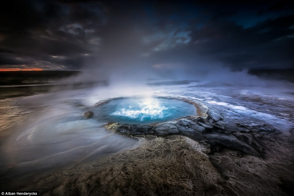  Nhiếp ảnh gia Alban Henderyckx chụp những bức hình này trong chuyến du lịch tới Vatnajökull, Iceland.    