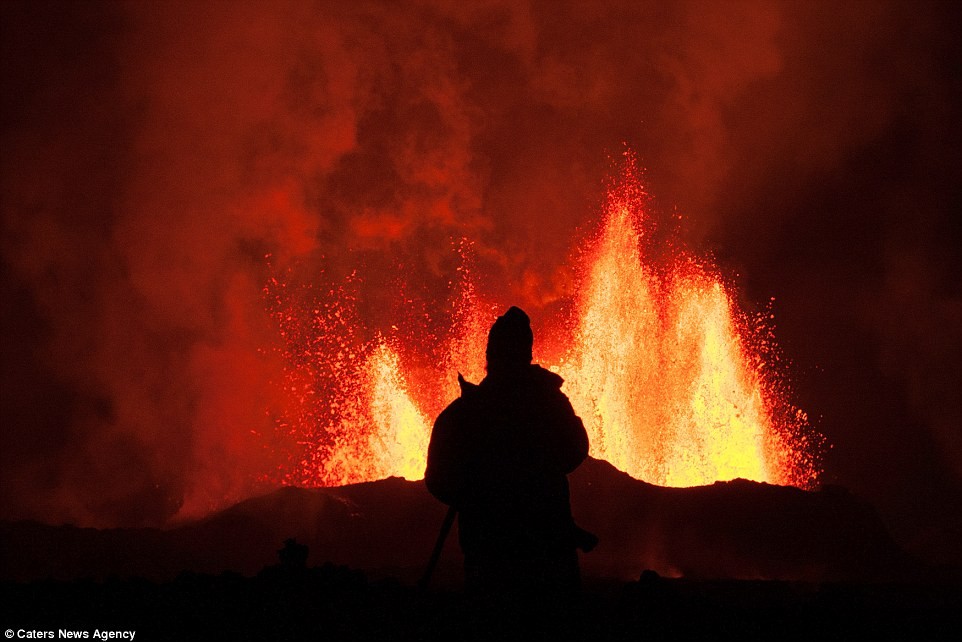 Nhiếp ảnh gia 37 tuổi Tomas Freyr Kristjansso đã tiếp cận núi lửa Holuhraun gần nhất có thể để ghi được những khoảnh khắc vô cùng ngoạn mục.