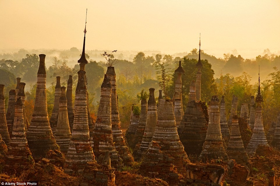 Nắng sớm xuyên qua màn sương bao phủ những tòa  tháp cổ tại ngôi chùa Shwe Inn Thein nằm giữa rừng ở Myanmar.