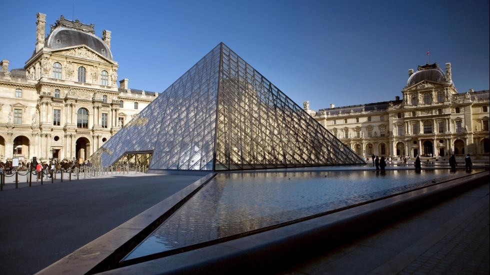 Bảo tàng Louvre ở thành phố Paris của Pháp là khu trưng bày nghệ thuật được thu hút được nhiều khách tham quan nhất thế giới.  Kỷ lục gây sốc là hơn 9,7 triệu khách đã tham quan bảo tàng này năm 2012.