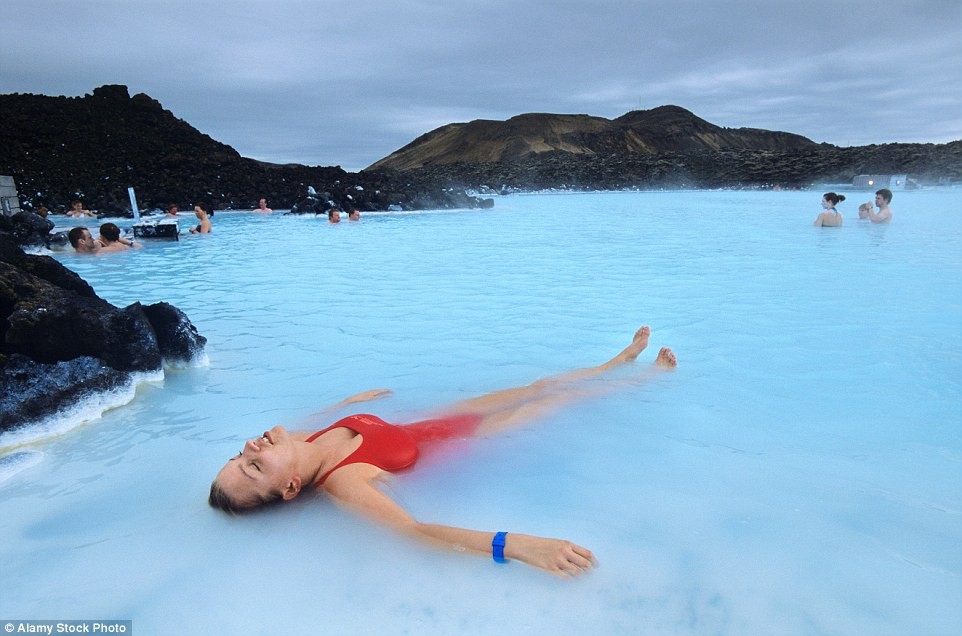 Hồ Blue ở Iceland là địa điểm không thể bỏ qua với những du khách thích ngâm mình trong nước vào mùa đông, vì hồ này có nước rất ấm và giàu khoáng chất.