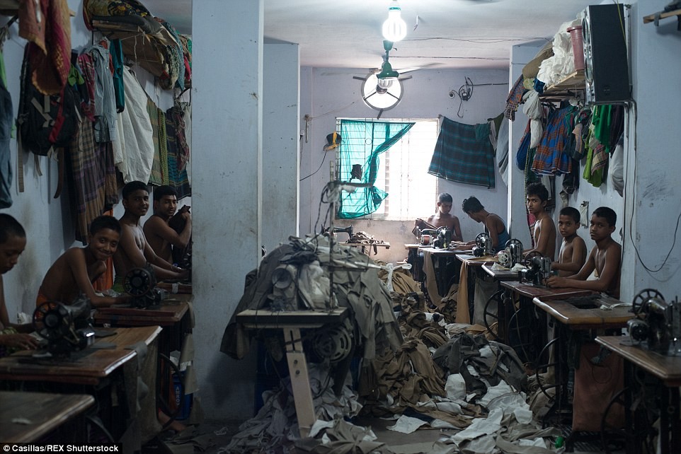 Hàng nghìn  trẻ em Bangladesh đang phải lao động với mức lương rẻ mạt trong các xưởng may trái phép ở ngoại ô thành phố Dhaka, Bangladesh.