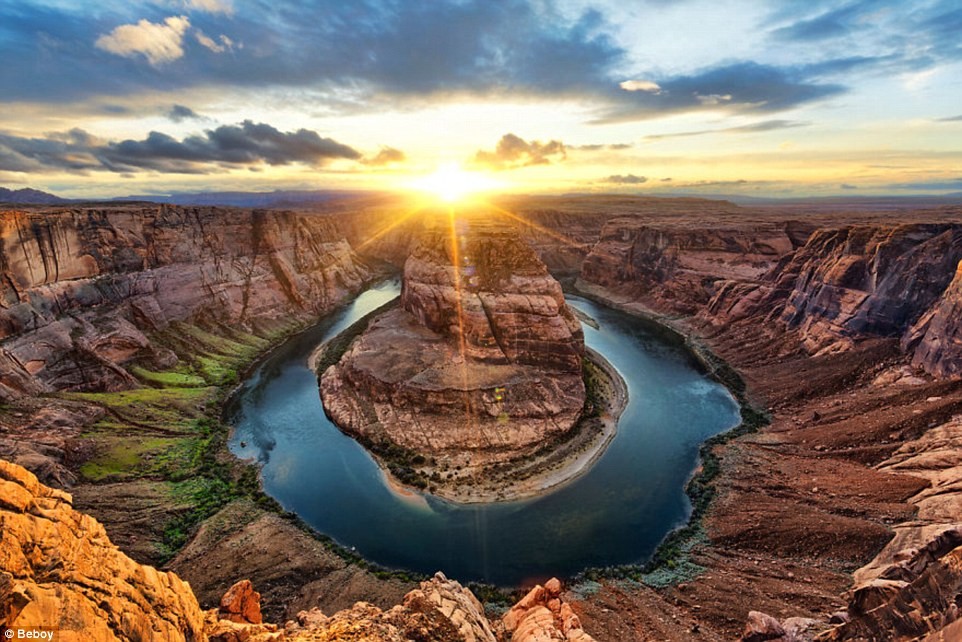 Khung  cảnh hoàng hôn tuyệt đẹp trên hồ hình móng ngựa độc đáo ở bang Arizona, Mỹ. (Nguồn: Daily Mail)