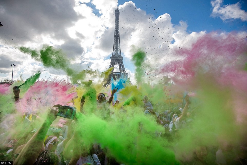 Cả thành phố Paris như được “tắm” trong  lễ hội sắc màu , khi các loại bột màu được tung vào hàng nghìn người chạy dọc bờ sông Seine tới tháp Eiffel. (Nguồn: Daily Mail)