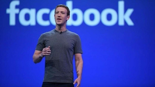 Năm 2010, Business Insider phát hiện một đoạn tin nhắn trao đổi thông tin giữa Mark Zuckerberg và một người bạn ngay sau thời điểm thefacebook.com được đưa vào hoạt động tại Đại học Harvard. Theo đó, Mark Zuckerberg cho rằng những người dùng đầu tiên của Facebook "ngu" khi gửi cho anh thông tin cá nhân.