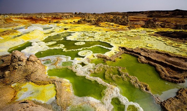 Môi trường ở khu vực núi lửa Dallol – một cánh đồng thủy nhiệt ở Ethopia vô cùng khắc nghiệt. Nhiều nhà khoa học cho rằng nơi này khá giống sao Hỏa buổi sơ khai, đặc biệt tại miệng núi lửa Gusev, nơi NASA từng để robot thám hiểm Spirit Mars Exploration Rover hạ cánh và làm nhiệm vụ từ năm 2004 -2010