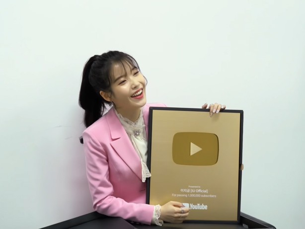 Sở hữu 3,7 triệu người đăng ký trên kênh YouTube cá nhân Lee Jieun (IU Official), IU đã tích lũy được 162 triệu lượt xem trên 93 video. Thu nhập ước tính của nữ ca sĩ lên đến 49,000 USD/tháng, 588,600 USD/năm.