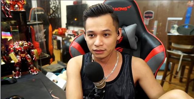 Nhắc đến streamer nổi tiếng với ''biệt tài'' trốn stream, cư dân mạng không ngần ngại ''chỉ mặt đặt tên'' ngay Độ Mixi. Trốn stream dường như đã trở thành đặc sản trên kênh của Tộc trưởng.