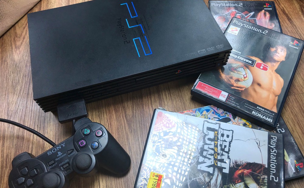 PlayStation 2 được ra đời vào năm 2000 bởi hãng Sony tại Nhật Bản được coi là thiết bị điện tử gia đình bán chạy nhất mọi thời đại với khoảng 155 triệu bản đã được bán ra. Đã có hơn 3,800 tựa game được phát hành kể từ khi máy này được ra mắt.