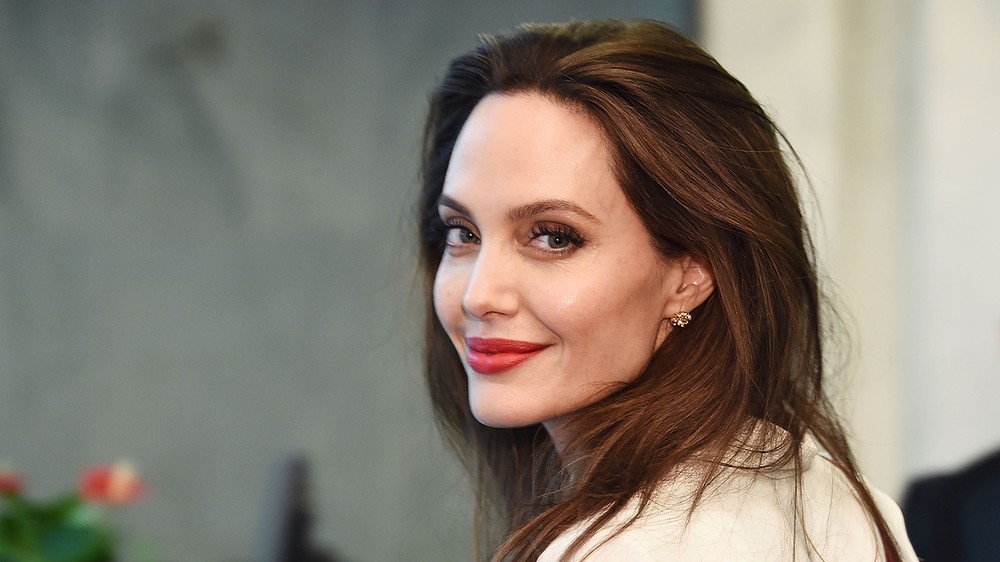 Không ít người bất ngờ khi nghe Angelina Jolie - Người phụ nữ quyền lực nhất nhì Hollywood chia sẻ với tờ USA Today việc cô biết tới trang web mua sắm Amazon.com lần đầu vào năm 2011.