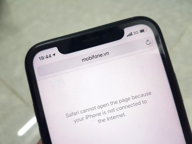 Chiều 29/9, nhiều người dân sử dụng mạng di động MobiFone than phiền về tình trạng sập mạng khiến smartphone trở thành ''cục gạch'' vô tác dụng. Cụ thể, trên mạng xã hội các bài đăng chia sẻ về việc không thể gọi điện, không nhận được cuộc gọi, tin nhắn cũng như truy cập Internet với mạng MobiFone xuất hiện tràn lan.