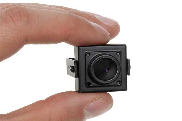 Camera quay lén đã trở thành nỗi ám ảnh của nhiều người, đặc biệt là các chị em phụ nữ. Chúng thường được đặt trong phòng thay đồ, toilet công cộng, khách sạn... Những đoạn video thu được sau đó có thể tới bất kỳ đâu, từ tung lên mạng cho đến rao bán cho các trang web đen phi pháp... để lại nhiều hệ quả đáng sợ.