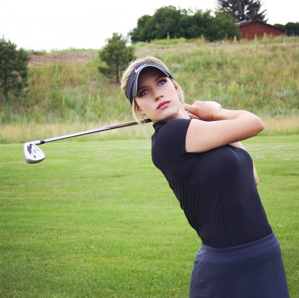 Nhắc đến những mỹ nhân nổi tiếng nhất làng golf thế giới, không thể bỏ qua cái tên Paige Spiranac. Cô vốn được mệnh danh là ''nữ hoàng golf gợi cảm nhất'' bởi nhan sắc, body quyến rũ, và nổi tiếng với nhiều  tư thế đánh golf ''lạ''. 