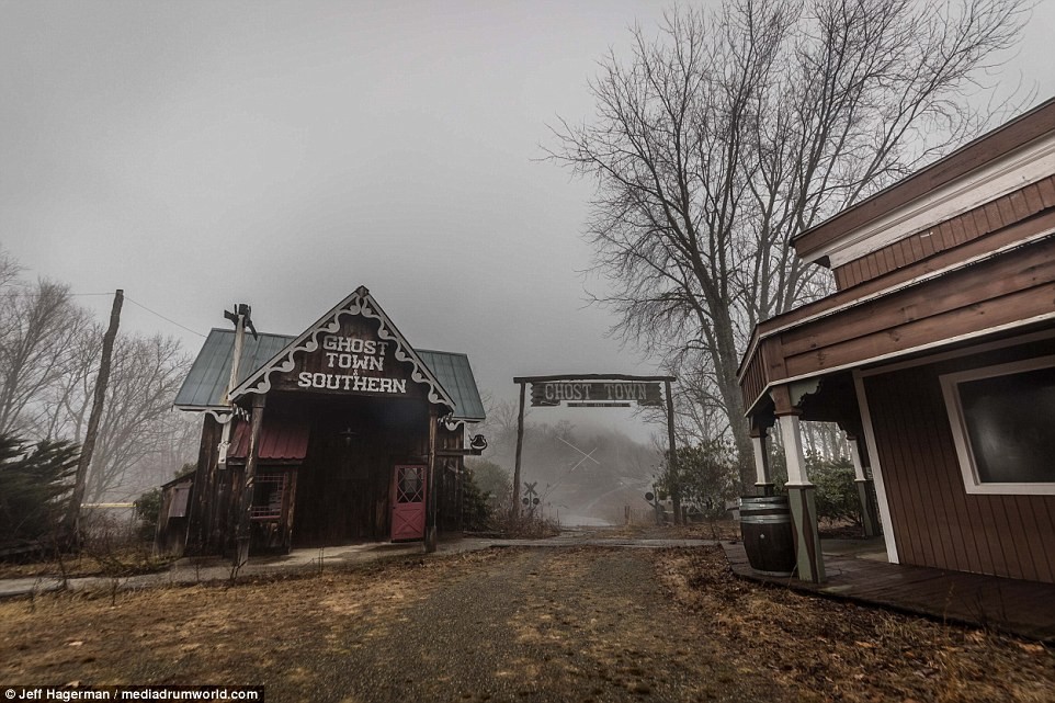 Ghost Town in the Sky ban đầu được xây dựng ở Thung lũng Maggie, Bắc Carolina, Mỹ bởi nhà thiết kế của Disney, Russell Pearson và mở cửa lần đầu tiên vào năm 1961.