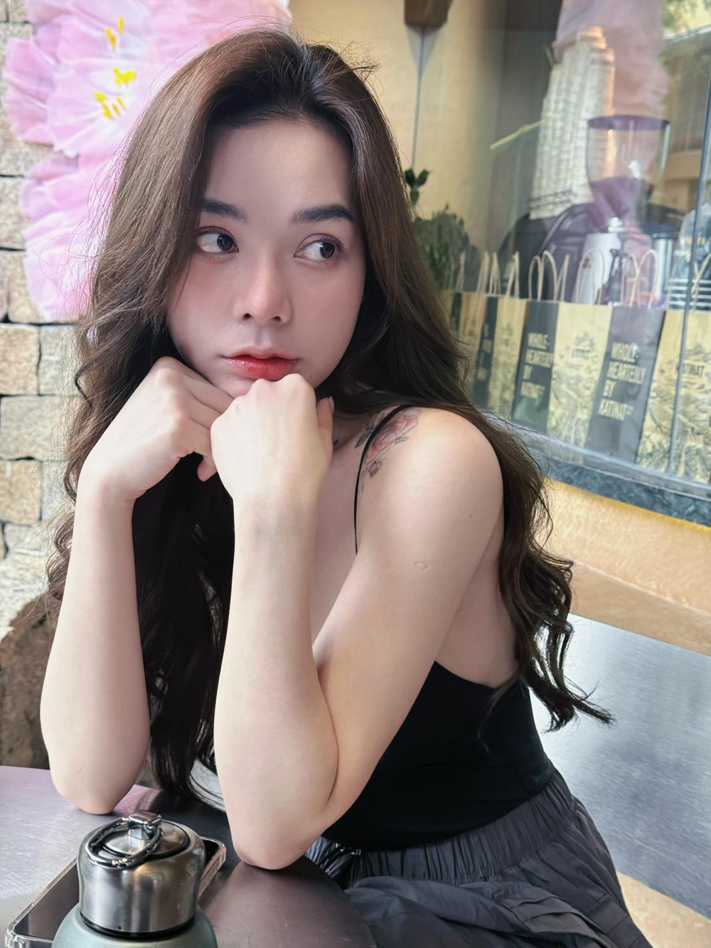 Lương Thị Nhã Huỳnh (Nickname Quỳnh Miêu, sinh năm 1998, quê Phú Quốc - Kiên Giang) là hot girl TikTok sở hữu gương mặt khả ái cùng vóc dáng cân đối. Ảnh sử dụng trong bài: FBNV