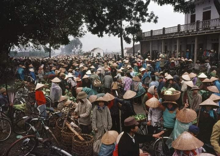 Bộ ảnh “Việt Nam sau chiến tranh” của phóng viên ảnh người Mỹ Robert Nickelsberg thực hiện ở một làng quê thuộc xã Khánh Phú (Yên Khánh - Ninh Bình) từ năm 1988-1990. Bộ ảnh đã lột tả chân thực nhất nếp sống xưa, khiến những con người đã trải qua khoảng thời gian ngày ấy không khỏi bồi hồi, xúc động.