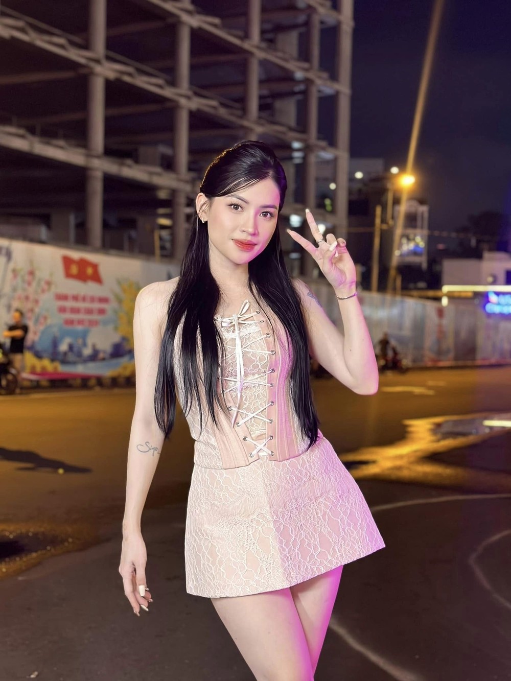 Võ Hà Linh (đến từ Nghệ An, sinh năm 1992) là một trong những livestreamer khá nổi tiếng. Cô nàng thường được gọi với cái tên "chiến thần" nhờ những video review về các sản phẩm vô cùng thẳng thắn, dựa trên quan điểm cá nhân. Tuy nhiên, trong những câu chuyện đời tư hay tình cảm, Võ Hà Linh lại khá kín tiếng. (Ảnh: FBNV)