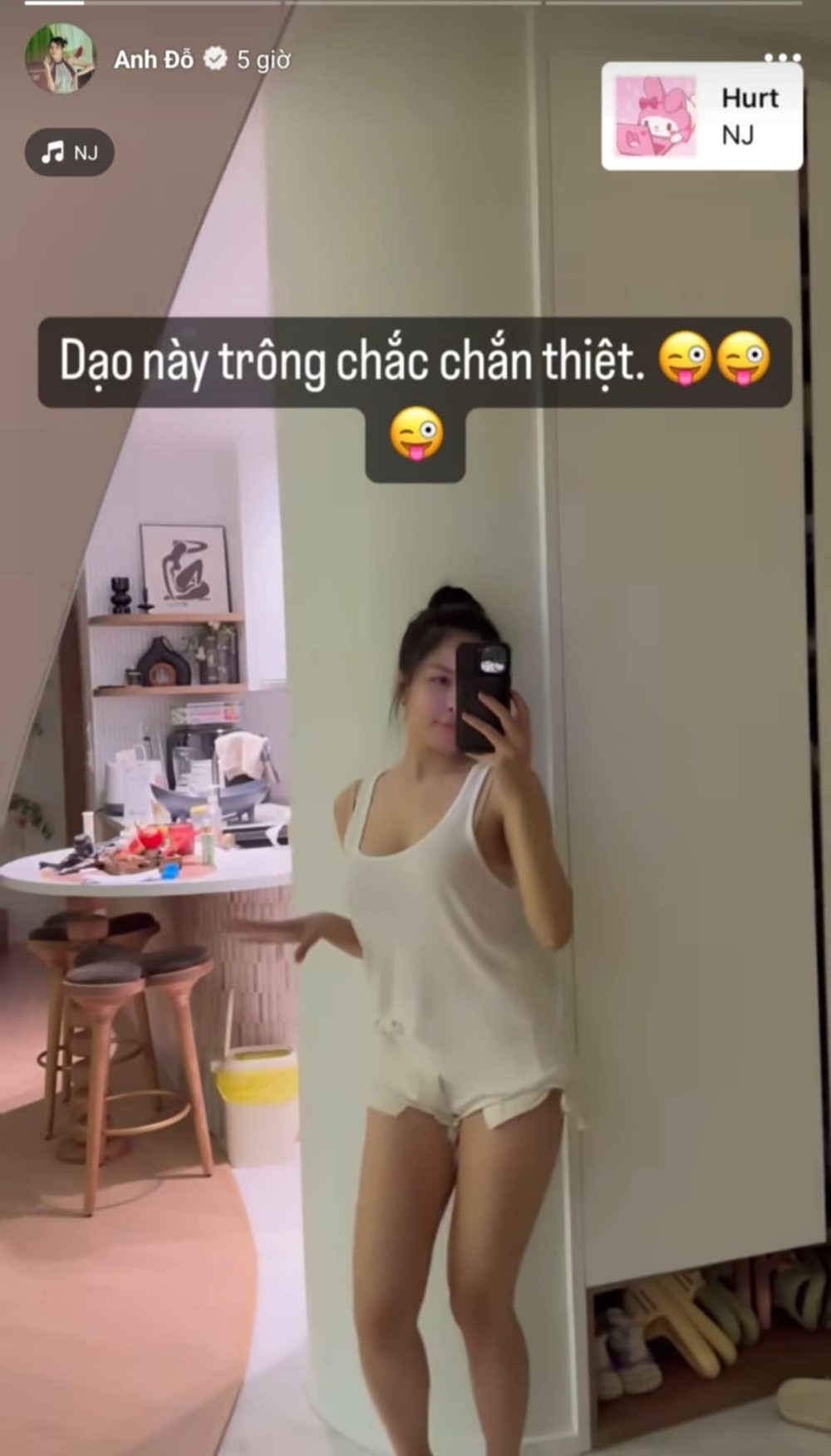 Dù không còn hoạt động showbiz nhưng mọi động thái của hotgirl Trâm Anh đều được netizen cập nhật chi tiết. Mới đây trên trang cá nhân, người đẹp đến từ Thanh Hóa có dòng story pose dáng trước gương với dòng caption "Dạo này trông chắc chắn thiệt".