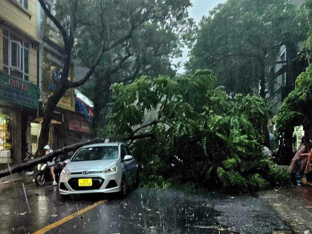 Vào chiều ngày 6/9, trước thời điểm siêu bão Yagi đổ bộ, tại Hà Nội bắt đầu xuất hiện dông mạnh, sau đó mưa gió bao phủ toàn bộ các quận nội thành.