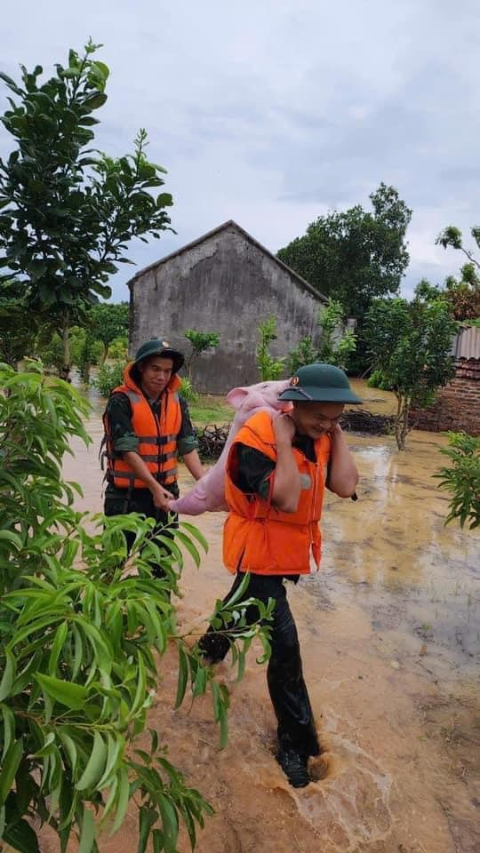 Loạt ảnh đáng yêu được vô tình ghi lại trong công tác chống bão lũ khiến nhiều người cảm thấy được truyền động lực giữa thời điểm "nóng" hiện tại.