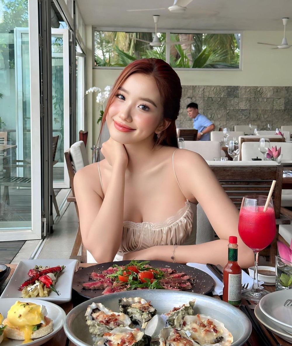 Huyền 2K4 (tên thật Lê Thị Khánh Huyền) là một trong những hot girl nổi tiếng với hơn 7,4 triệu người theo dõi trên MXH.