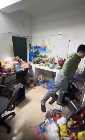 Một đoạn video dài hơn 20 giây ghi lại khung cảnh căn phòng trọ được cho là của 2 nam sinh ở Hà Nội khiến nhiều xem "rùng mình" vì...chẳng khác nào bãi rác.