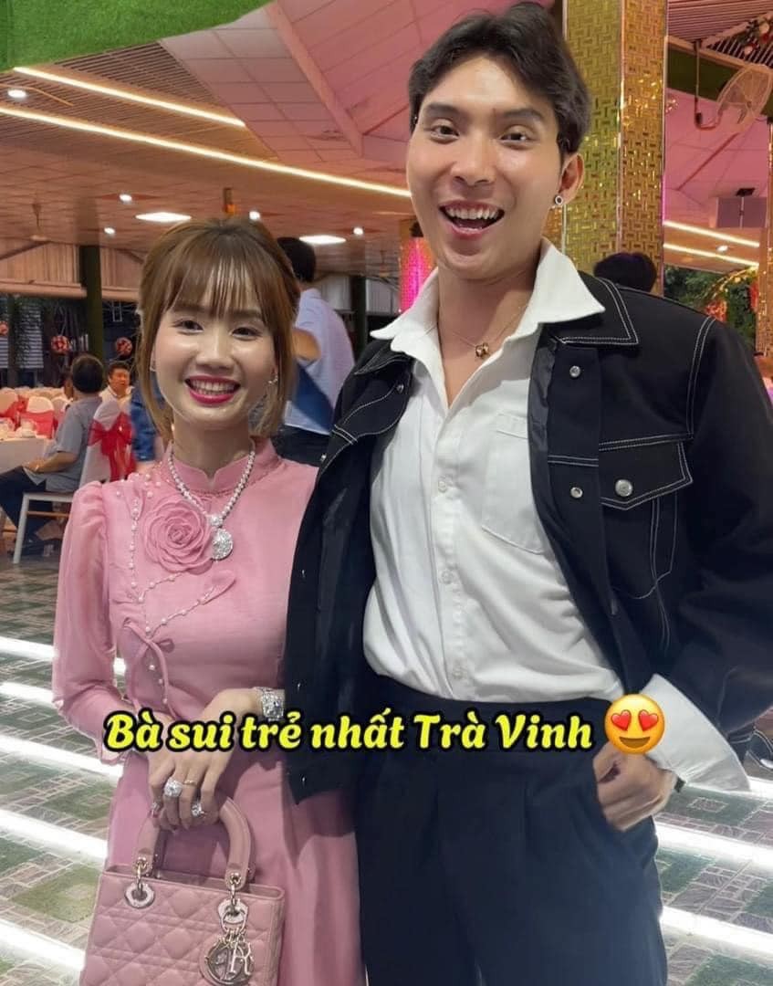 Một lễ ăn hỏi ở Trà Vinh đang được chia sẻ trên mạng xã hội bởi vẻ ngoài trẻ trung của bà sui. Dù đã 38 tuổi thế nhưng bà sui sở hữu vẻ ngoài cực trẻ trung, thậm chí còn khiến nhiều người nhầm lẫn là cô dâu.