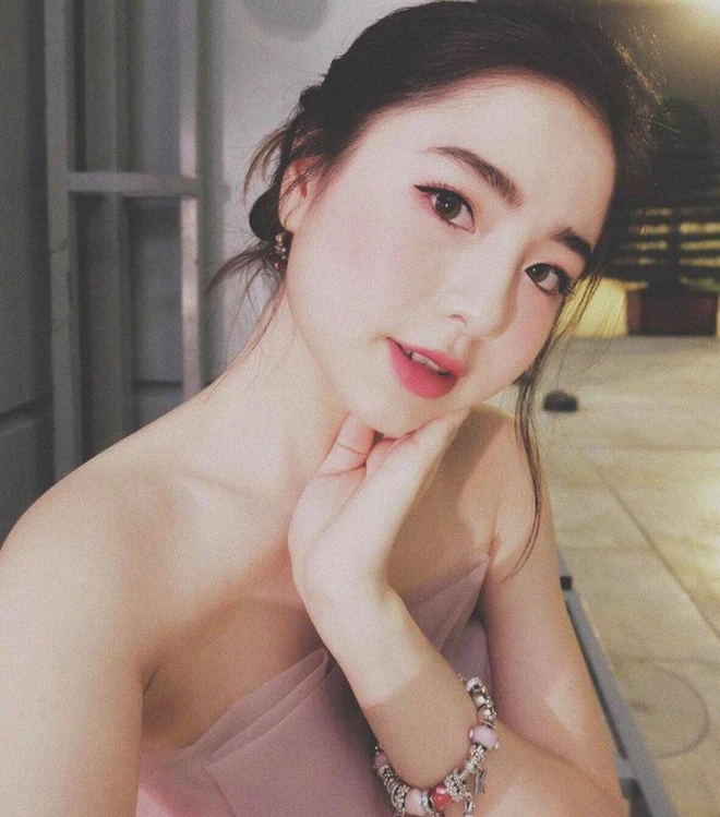 Nguyễn Nam Thương (sinh năm 1995, Thanh Hóa) là hot girl sở hữu lượng lớn người theo dõi trên Instagram. Nam Thương từng học trường Đại học Sân khấu - Điện ảnh Hà Nội, là mẫu ảnh quen mặt với nhiều nhãn hàng.