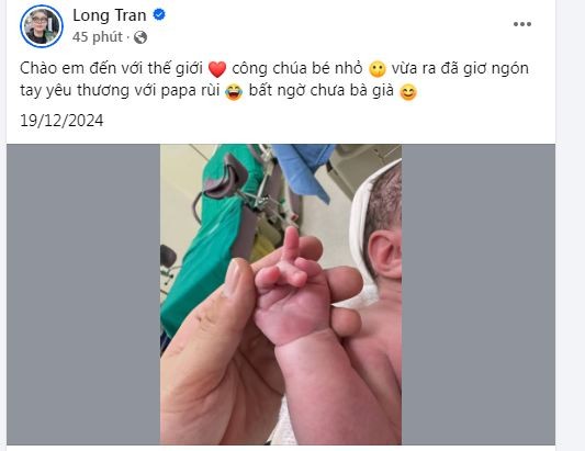 Mới đây, nam Tiktoker Long Chun bất ngờ thông báo tin vui có con gái đầu lòng. Anh chàng đăng tải hình ảnh nắm một bàn tay bé nhỏ của em bé vừa chào đời kèm dòng trạng thái: "Chào em đến với thế giới, công chúa bé nhỏ, vừa ra đã giơ ngón tay yêu thương với papa rùi, bất ngờ chưa bà già".